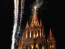 A igreja parece se indendiar, mas são apenas fogos de artifício em noite de festa em San Miguel de Allende, no México